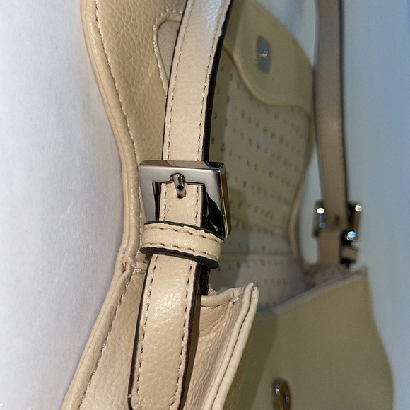 Liz Claiborne arm purse/clutch with removable 24” strap & magnetic snap closure - Picture 12 of 12